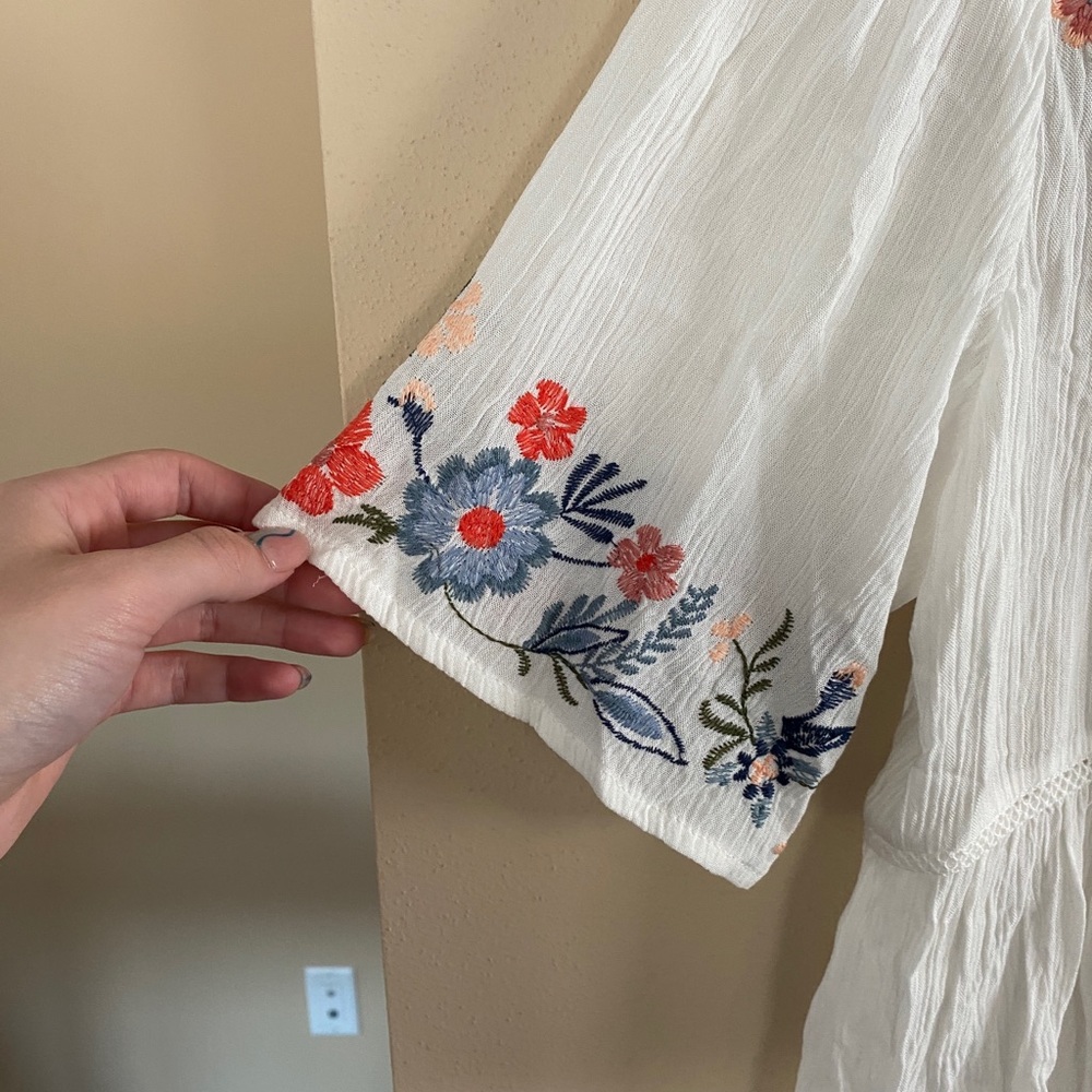 Floral embroidered white tee shirt - Picture 5 of 7